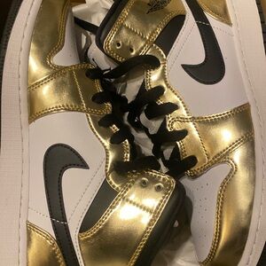 Air Jordan 1 Mid SE (GS) Metallic Gold Mid size 6.5